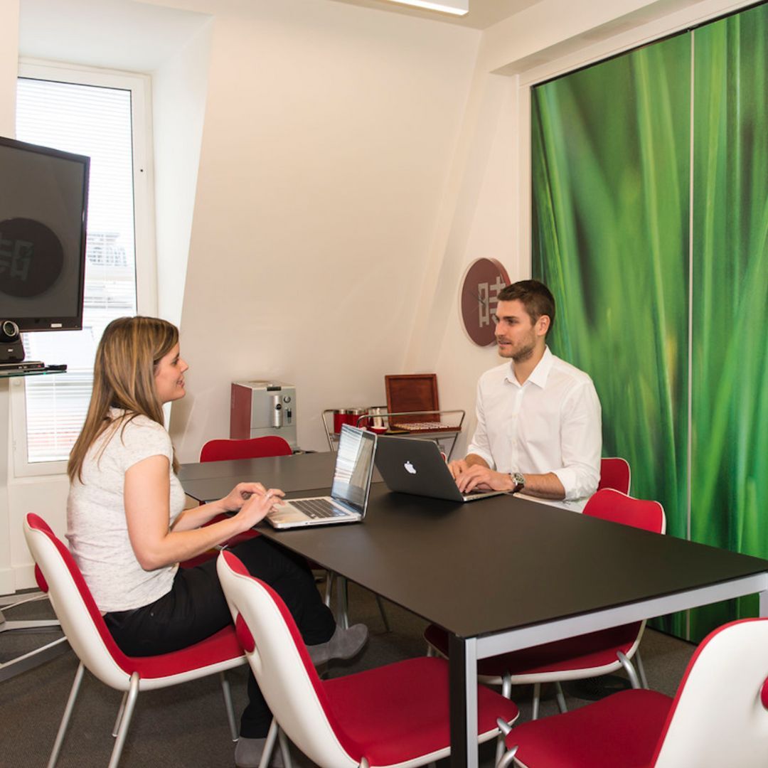 🏙️ The early pioneers of coworking understood the magic of creating snug and intimate communities. Today, in the era of hybrid work, where the boundaries between office and home blur, coworking spaces are dedicated to building meaningful connections 🙇‍♀️🙇 🙇‍♂️ | 📸 <a href="/eOffice/">eOffice | B Corp Certified</a>