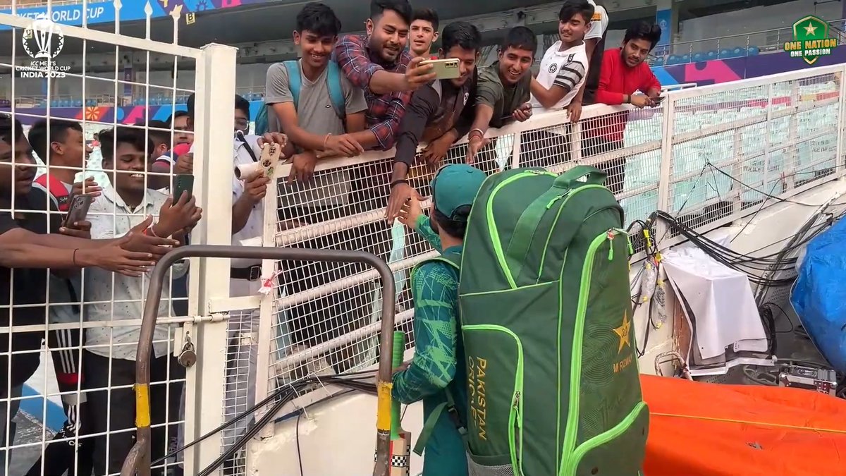 ArfaSays_'s tweet photo. Are you watching Ahmedabad crowd?😏 Look at the unlimited love Kolkata is giving to Mohammad Rizwan! Kolkata has won the hearts of Pakistani fans! #CWC23 https://t.co/mHBGW0HUs7