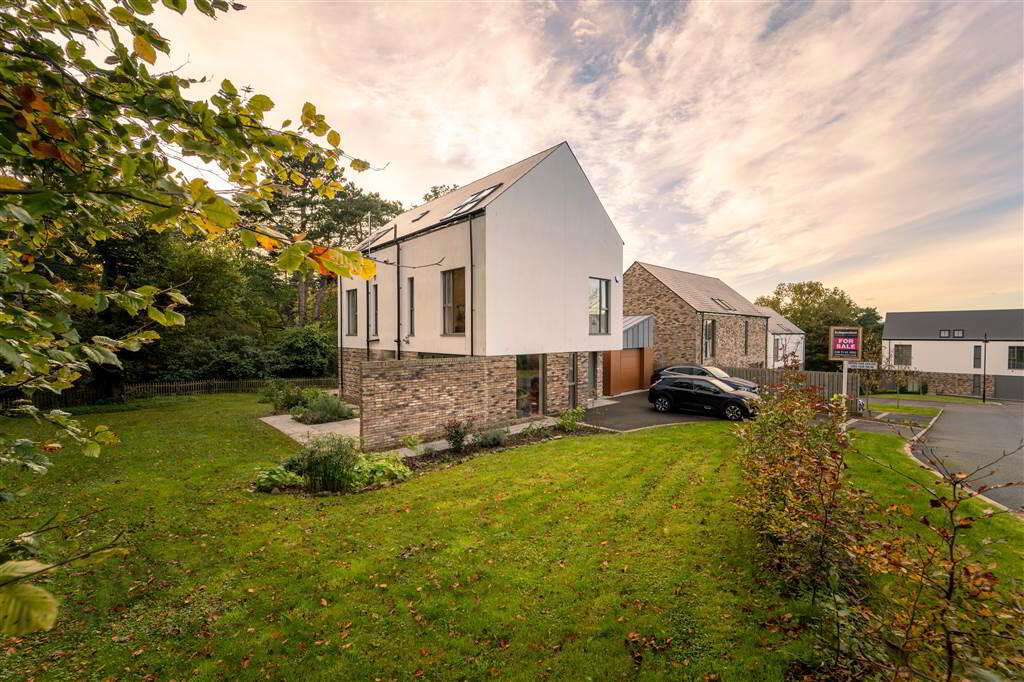 propertypal's tweet photo. I don't know what's emptier - my bank balance or hopes of owning this class house.
>>> https://t.co/QWjt1AHo1z https://t.co/AggH3XehJx
