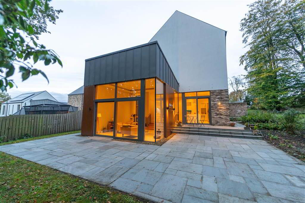 propertypal's tweet photo. I don't know what's emptier - my bank balance or hopes of owning this class house.
>>> https://t.co/QWjt1AHo1z https://t.co/AggH3XehJx