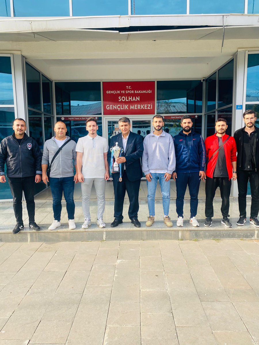 GSB_SolhanGM's tweet photo. Kupa Avcıları! 🏆😎

Solhan Ayak Tenisi Takımı, Gençlik ve Spor İlçe Müdürümüz Sn Zülfü ÇALIŞKAN'a nezaket ziyaretinde bulundu. Nazik ziyaretlerinden ötürü teşekkür ederiz.☺️

Kendilerini tebrik eder, başarılarının devamını dileriz. 👏👏👏 https://t.co/QPGQNDGlCM