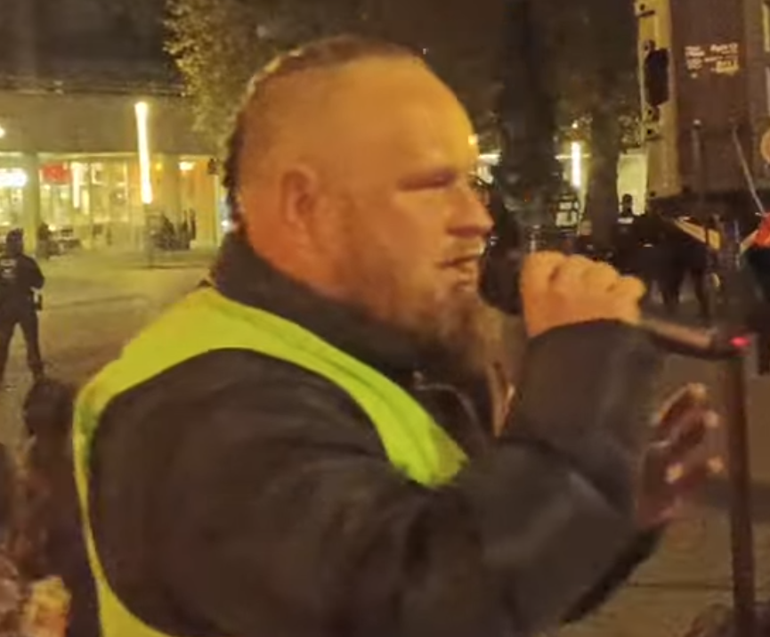 PoGeSachsen's tweet photo. Der infame #Hetzer #Schreiber spielt sich mal wieder als billiger 'Rächer der Enterbten' auf. Erneut droht der #Hetzer der Politik, vor den Häusern von #Politiker*innen aufzulaufen. #Dresden #ZeigDeinDresden #VisitDD #DD3010 https://t.co/X48Gob2sx0