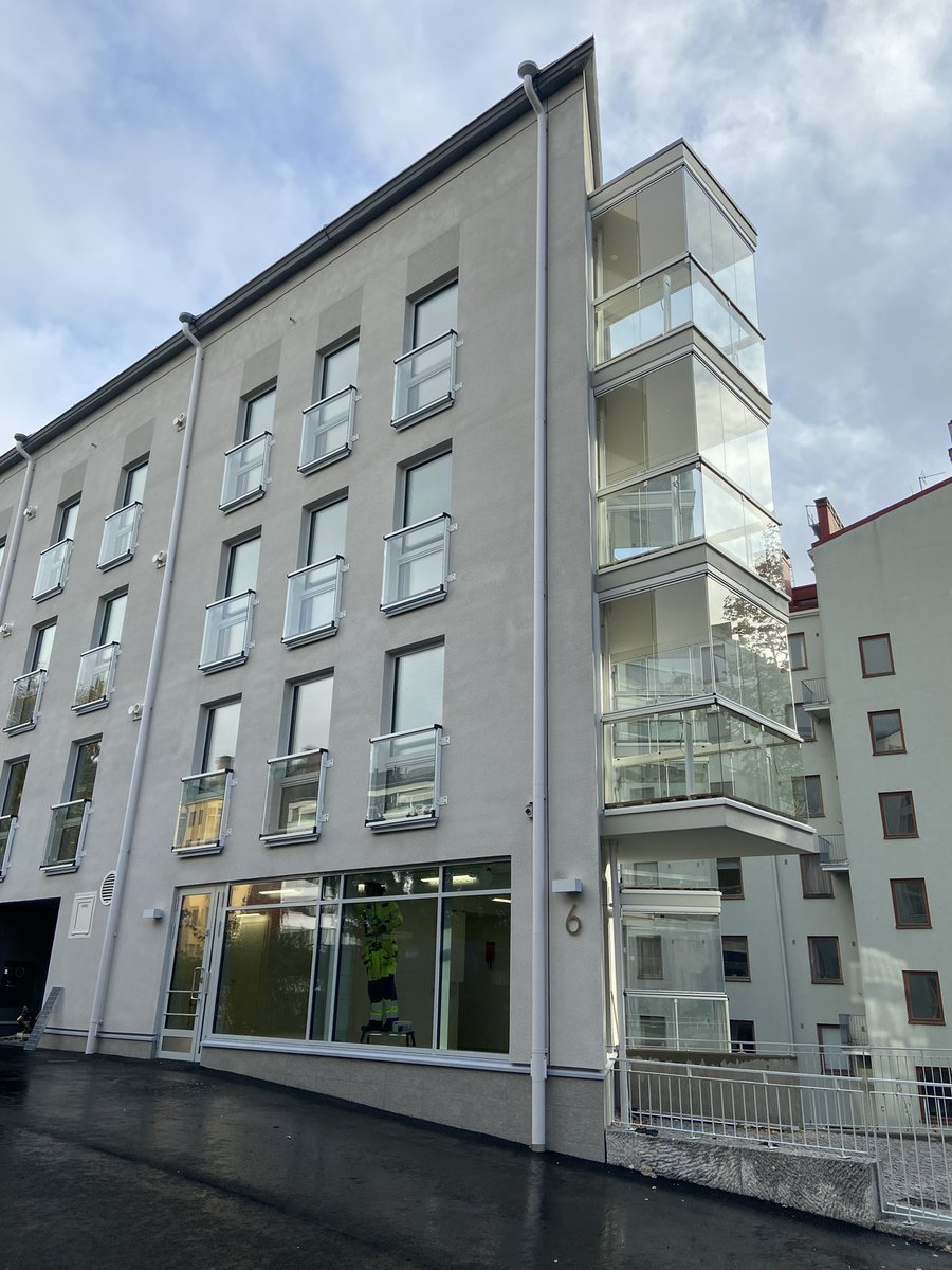 HessuHannukkala's tweet photo. #Helsinginkuja’lla tapahtuu. Tänään valmistui #Alppiharju’ssa Helsingin Berkka ja ensimmäiset asukkaat muuttivat uusiin koteihinsa.
#asuminen #rakentaminen
#Helsinki
@YITSuomi
#muuttopäivä on #juhlapäivä https://t.co/soaq6qd2oD