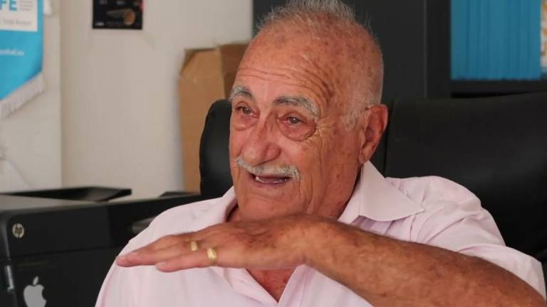 Olympien2613's tweet photo. 🔹René Poutet, président du Handi Fan Club OM, annonce qu'il va quitter ses fonctions !

"Je me sens, disons, en décalage avec ce système, et je vais le dire sincèrement, à mon âge, je vais abandonner. J'ai pris cette décision depuis hier, après en avoir discuté avec ma femme. J'ai un certain âge, un âge avancé, et là, je suis écoeuré, écoeuré de voir ce qui s'est passé. 
Je veux venir au stade en famille, avec des amis, avec des personnes handicapées, avec un tas de choses. Et ce qui s'est passé hier, je crois que pour moi, c'est la goutte d'eau qui fait déborder le vase. Voilà, je vais arrêter. Parce que c'est minable, c'est minable. Je ne me sens plus supporter de... non pas de l'OM, car j'aimerai toujours l'OM, mais je ne me sens plus supporter de football. 
J'ai donc décidé d'arrêter de venir au stade, car il est certain que nous risquons d'avoir des problèmes. Nous en avons déjà eu, et maintenant, c'est terminé."

(@lephoceen) #TeamOM