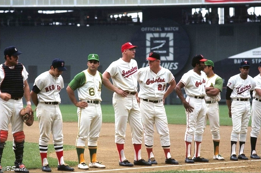 BSmile's tweet photo. The American League team lines up before the 1969 All-Star Game in Washington, D.C.! Big Frank Howard towers above them all! #RIPFrankHoward #TheCapitalPunisher #MLB #Baseball https://t.co/8LVI97bb3b