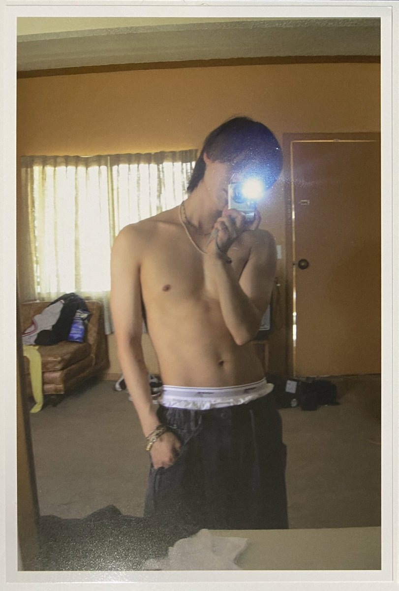 8HINee's tweet image. #ArchiveBox #TAEMIN_Guilty 당연히 제일 기대한 박스버전이긴 한데 하나하나 진짜 무슨 내 덕박에 모아둔 굿즈들 같아서 기시감 가득하고요… 진심 왼쪽눈 오른쪽눈 포카를 가지게 될 거라고는 상상해본 적도 없는데…🫠 근데 그보다 옆구리 포카라니요… 그것도 랜덤이 아니라 다 주는 거잖아…😭