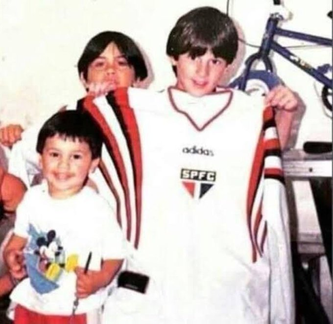 emanueldesp's tweet photo. La oitava de Messi

tinha que ser made in cotia essa porra https://t.co/92iiaUq8Di