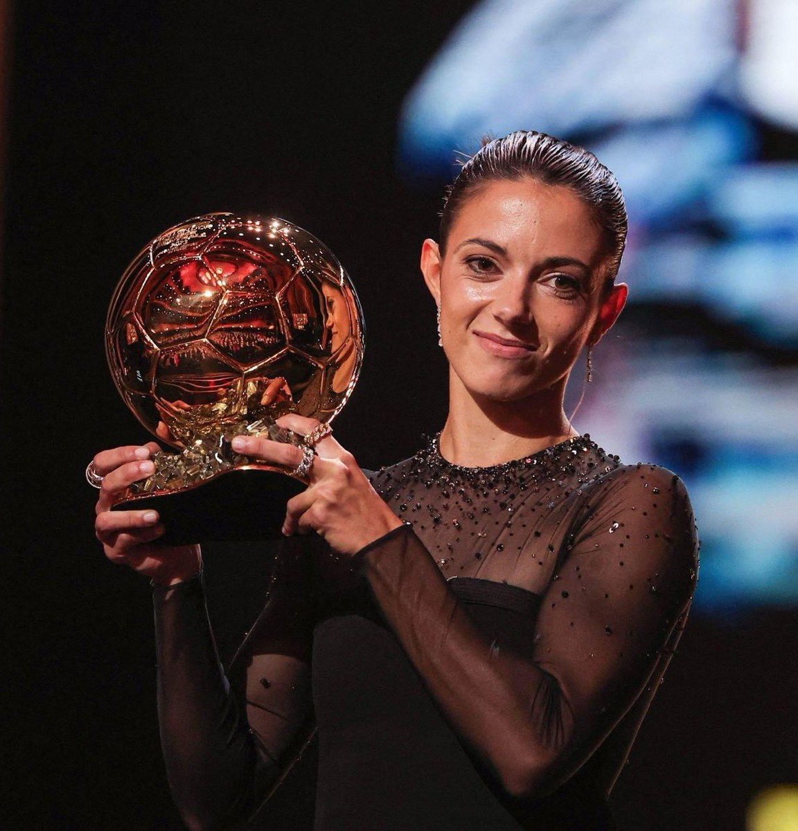 keiraputellas's tweet photo. "como dijo aitana antes, tuve la suerte de jugar en el mejor equipo del mundo" lionel andres messi y aitana bonmati, del barça para el mundo. https://t.co/NjWFdTiHqw