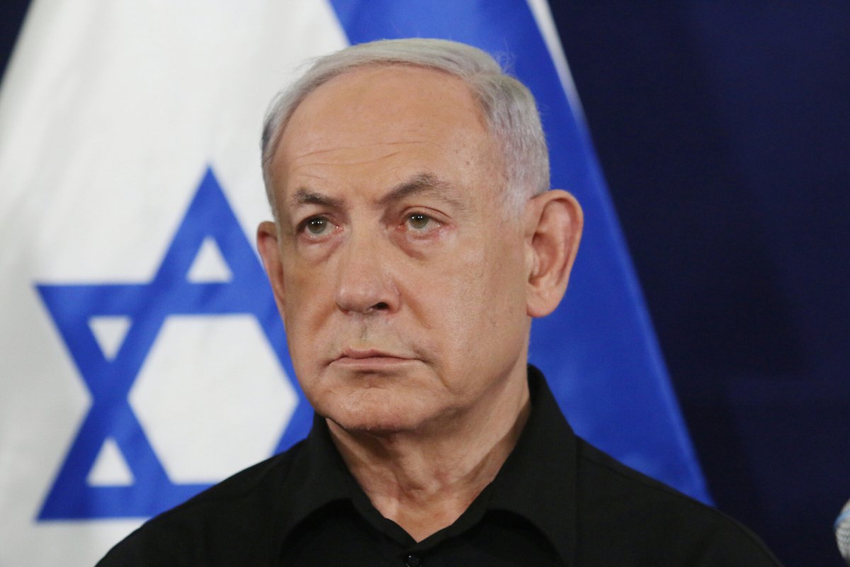 AhmadFaezal4's tweet photo. Saya rumuskan apa dah jadi dalam tempoh enam jam ni.

Israel takkan akur dengan pendirian Pertubuhan Bangsa-Bangsa Bersatu. Macam korang tahu, PBB hari tu undi L.25. Tapi tu assembly resolution yang tak boleh dilaksanakan. 

Tu cuma dunia menyatakan pendapat jer. Council resolution baru wajib dilaksanakan. Dan Security Council tak habis-habis guna kuasa veto yang membenamkan sebarang usul.

Benjamin Netanyahu dah cakap dia takkan ikut assembly resolution tu. “Suruh gencat senjata tu serupa suruh kami mengaku kalah pada Hamas.” Dia kata Barat boleh jer bom Jerman sana sini masa Perang Dunia Kedua tak peduli langsung pasal kematian orang awam.

Dan dia tutup sidang akhbar tu bagitau dunia, “perjuangan Israel adalah perjuangan korang semua.”

Jelas. Terang. Lagi bersuluh. Sementara tu ground operation Israel sedang berterusan. 

No help is coming from the Arab World. Arab Saudi sekarang tengah distracted dengan krisis Yaman. Syria dah hancur dek perang saudara. Lubnan dan Mesir pun teruk juga krisisnya. Dan ada general distrust antara Arab World dan Iran.

Tengok keadaan macam ni silap-silap, no help will ever come from the Arab World.