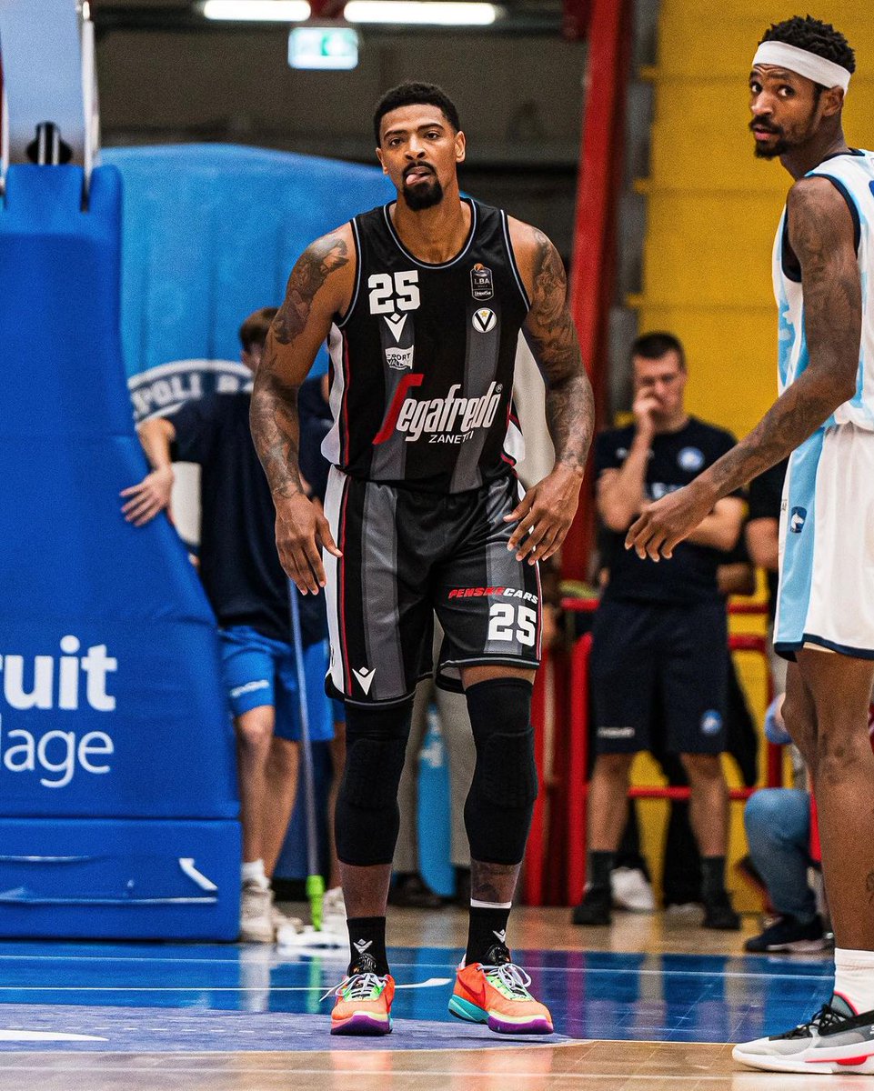 🇺🇸 Jordan Mickey @ Napoli: ▪️ 2022/23: 23 PTS | 5 REB | 3 AST | 30 EFF.* ▪️ 2023/24: 17 PTS | 14 REB* | 2 AST | 23 EFF. *career-high in Serie A @VuNereBologna #Virtus @Jmickey_02