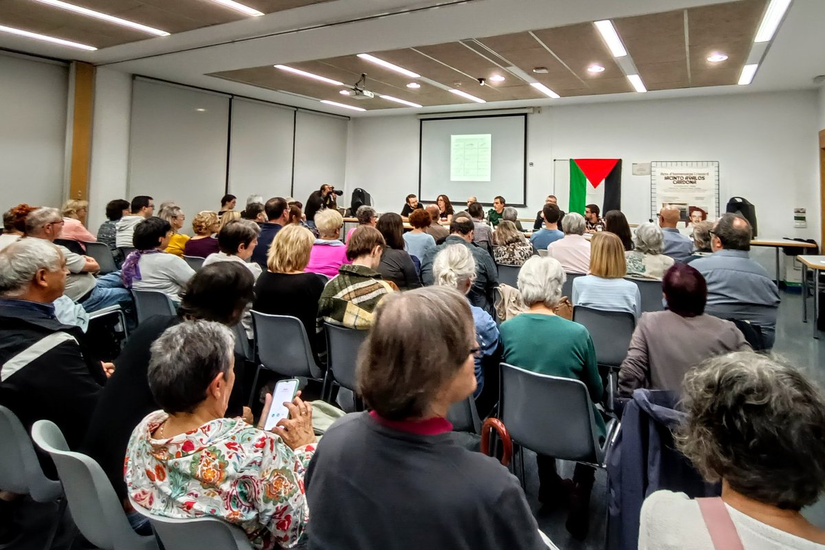 Quants cops vaig passar per aquesta façana del local de la CNT de petita... Tots venim de lluny, d'un silenci profund i molt llarg... Per la dignitat toca posar memòria, recordem sempre els seus noms.