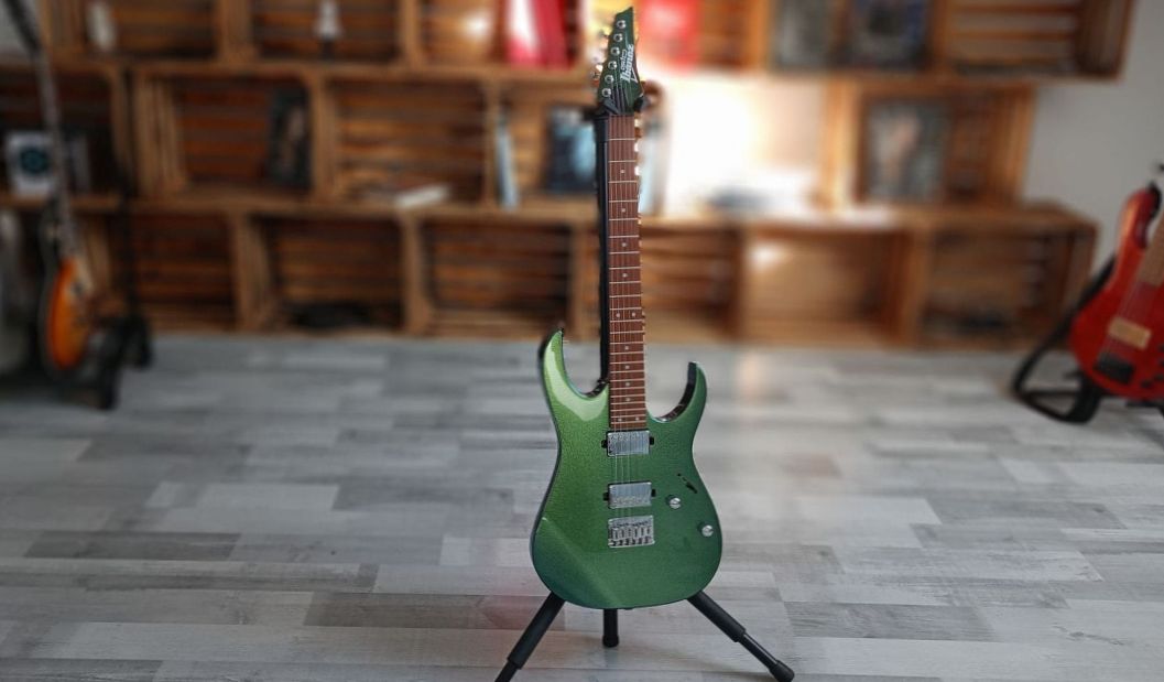 TopGuitarPL's tweet image. 1/7 🎸 Ibanez GIO GRG121SP należy do linia niedrogich gitar i basów japońskiego producenta, które w swoim założeniu są instrumentami dla początkujących i średnio zaawansowanych gitarzystów. Ale czy warto się nią zainteresować?🤔 Przyjrzyjmy się bliżej... #recenzja #gitara🎸🎶