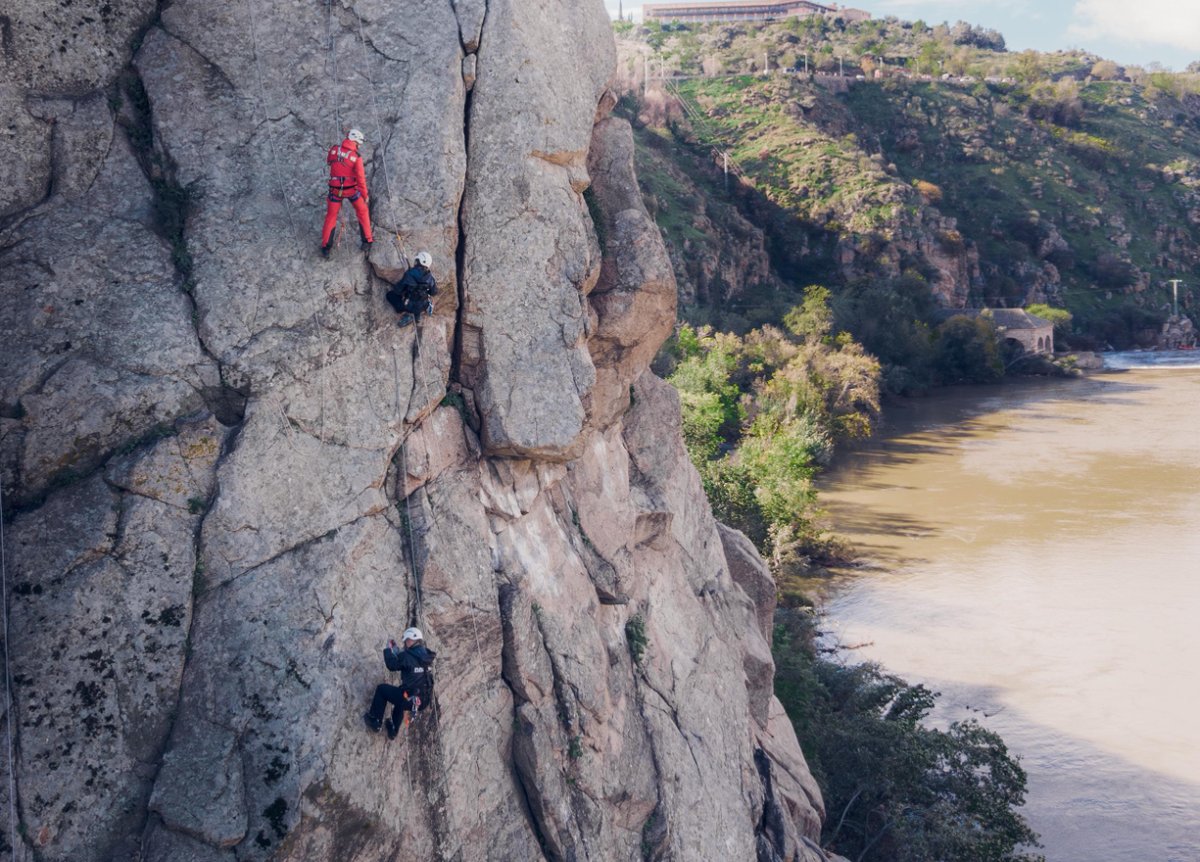 UMEgob's tweet image. Rescate vertical🧗‍♀️, Lucha Contraincendios Forestales #LCIF🔥, rescate acuático 🏊‍♀️. . .

Comienza una nueva semana del Curso Básico de Emergencias #CBE 2023 en la Academia de Infantería de Toledo, donde los alumnos tendrán que dar lo mejor de si mismos💪

#EMES