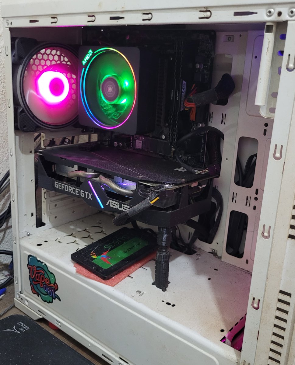 N3th3rL0rd's tweet photo. Simples e bagunçado kkk

Ryzen 5 1600AF
A320M-HD - Asrock
32GB de ram 2666mhz Corsair Vengance
GTX 1660 6GB Dual Asus
Gabinete BlueCase BG-009
 Teclado custom com switchs AKKO
Mouse Corsair Harpoon RGB Pro
HD 1T, HD 4T, NVME 256GB e SSD SATA 256GB
Microfone VEDO BM800
#Tera30do10 https://t.co/ptRmOTA5XJ