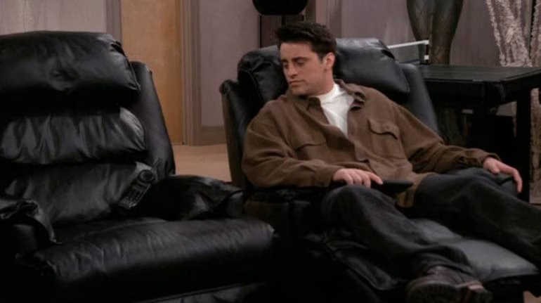BrentLindeque's tweet photo. Just saw this photo and started sobbing.

I think it was Wednesdays. Ja, on Wednesday nights we would get a new episode of "Friends". And it was my favourite. We would all speak about it at school the next day. And Chandler was so funny. 

The reunion show was tough to watch. Matthew Perry had a hard adult life. And now he's gone.

I know it's not a Wednesday but I think I'll watch an episode tonight. And spend some quality time with old friends.

It really is "the one where we lost a friend".