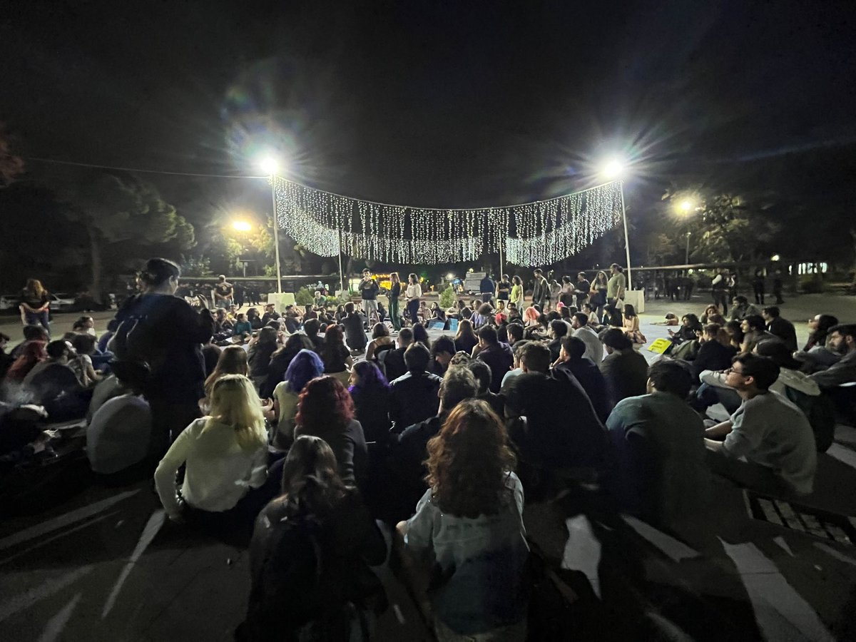İzmir’deki öğrenciler olarak Büyükpark’ta gerçekleştirdiğimiz forumda KYK yurtlarıyla ilgili şikayetlerimizi, taleplerimizi dile getirdik.