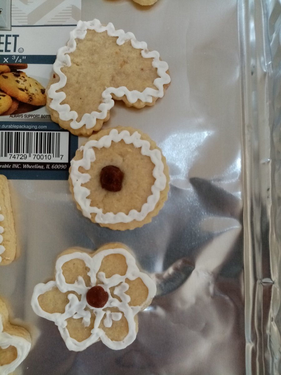 EvelinPlacidoAl's tweet photo. La 🎄🎉 ya está cerca, las Esc Vocacionales @FFAARD y @PoliciaRD en territorio #Reposteria en sus diferentes modalidades #GalletasJengibre, #Basicas, puedan aprender y generar ingresos, #EconomiaCircular en territorio, uno de los ejes en RD, no se desarrollan https://t.co/XZa2i30Wqi