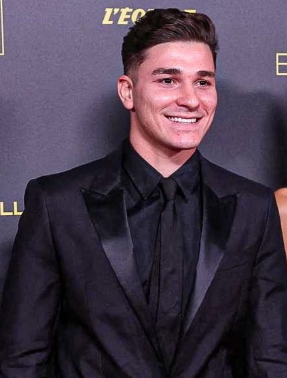frabigol's tweet photo. Me parecia conocido el traje de Julian https://t.co/C5knh0yUG2