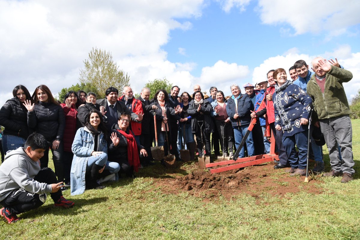 Delegada @carlapenarios, alcalde @MuniMafil_Ofic, @Minvulosrios, @serviulosrios, parlamentarios y cores participaron de primera piedra del proyecto habitacional Grandes Luchadoras de #Máfil, felicitando en nombre del Pdte. @GabrielBoric a las 22 familias que integran este comité.