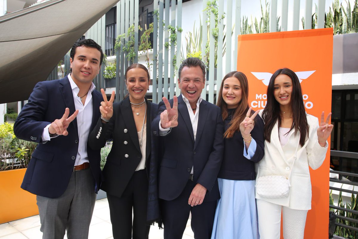 Hoy es un día muy especial para mí y para mi familia. Comenzamos el camino para que Jalisco siga pintado de naranja 🍊, con buenos gobiernos y de la mano 🤝 de toda la sociedad.