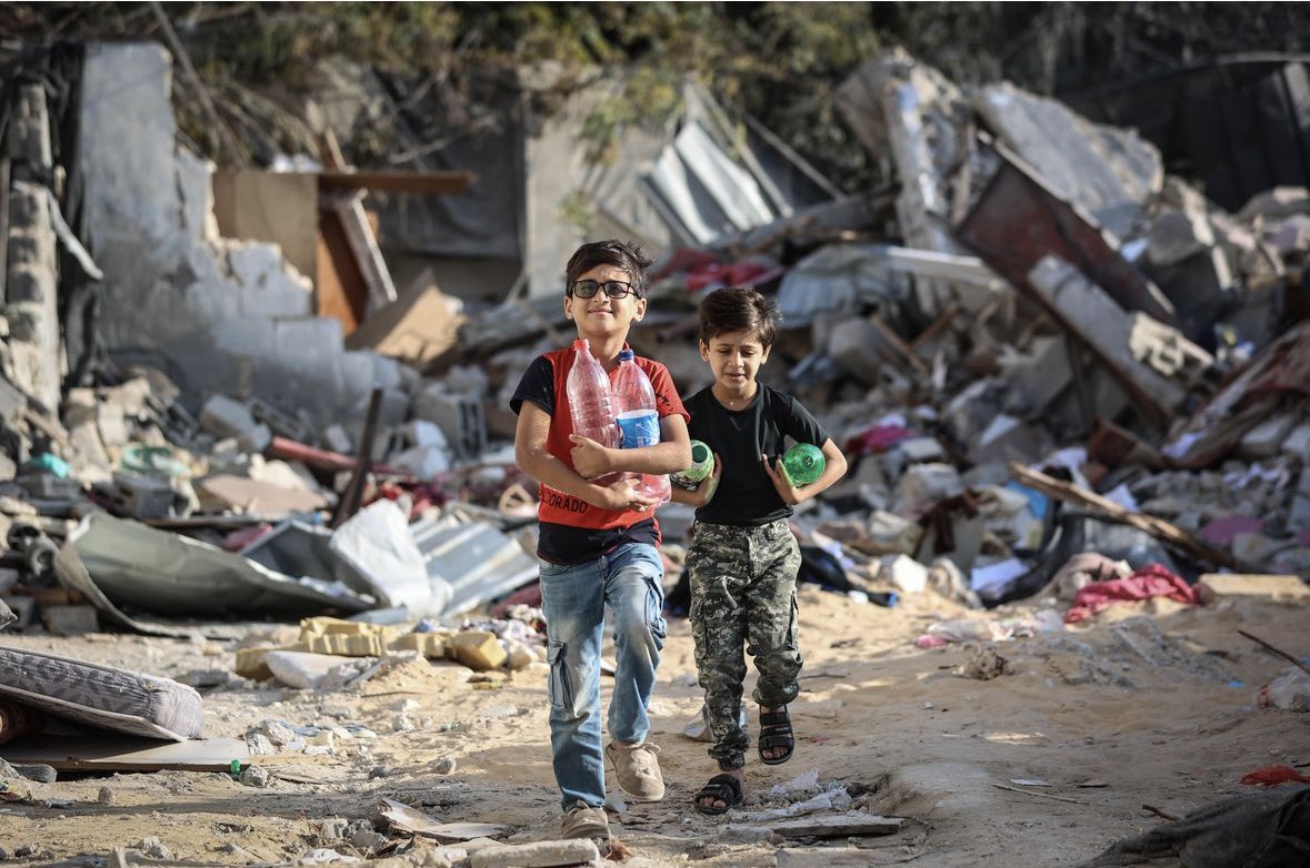 ahmedkhair's tweet photo. طفلان في رحلة بحث عن مياه صالحة للشرب  وسط الدمار الذي خلفته الغارات الاسرائيلية في غزة 

بلال أيوب - واشنطن بوست https://t.co/qFZkMzTMGQ