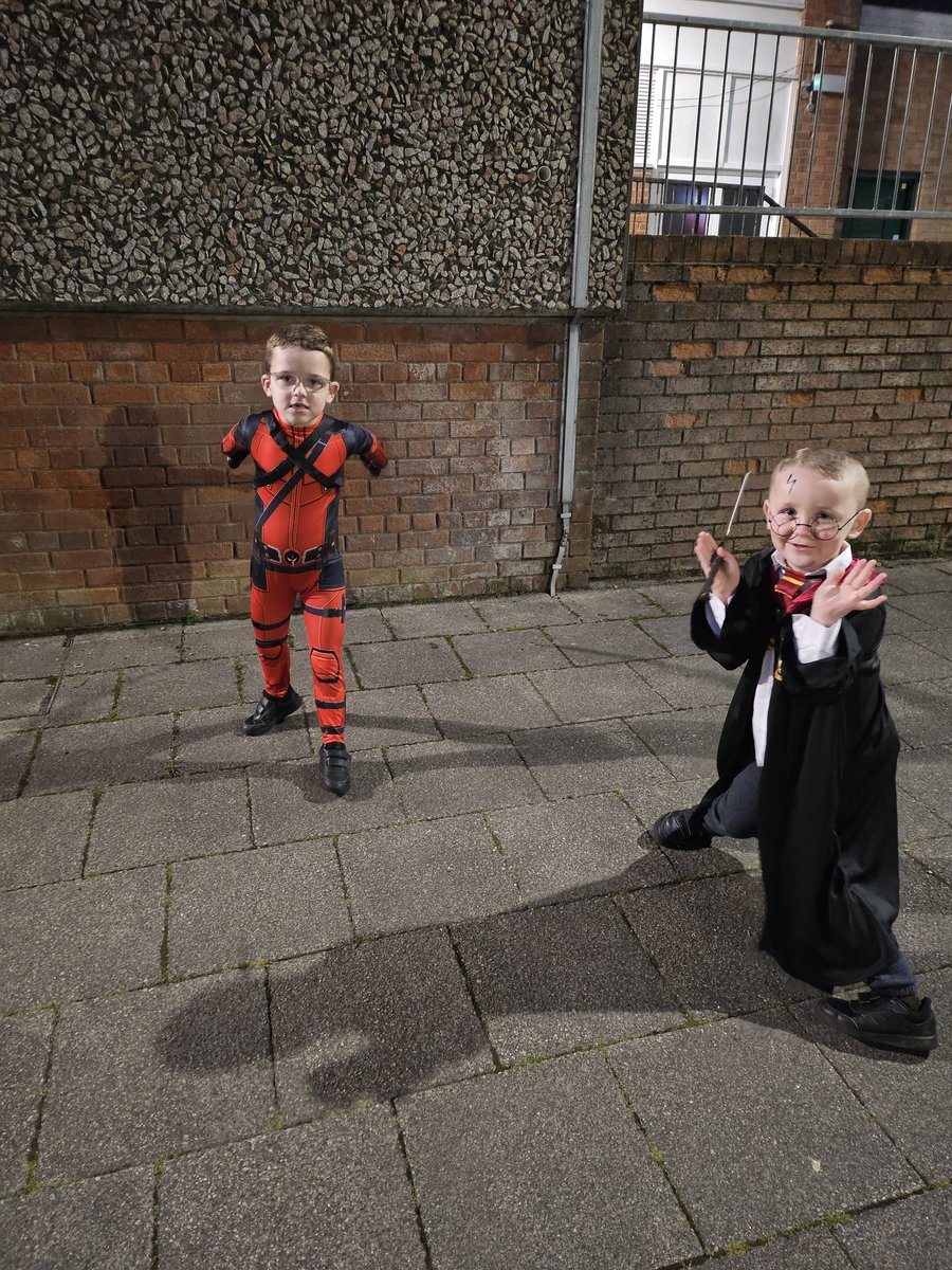 clairebear1409's tweet photo. Deadpool and Harry Potter...cute boys xx https://t.co/i6j01QmcFX