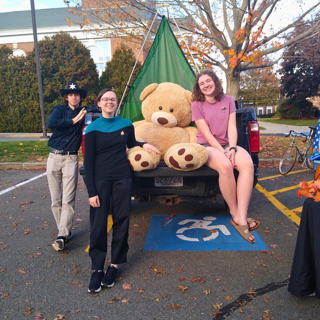 gordoncollege's tweet photo. Cider 🍎, donuts 🍩, pumpkins 🎃 and treats 🍭—nothing like the annual Harvest Festival to celebrate fall with our students, faculty and staff! #gordoncollege #gordonthrives #learntothrive https://t.co/eTBorfrNOl