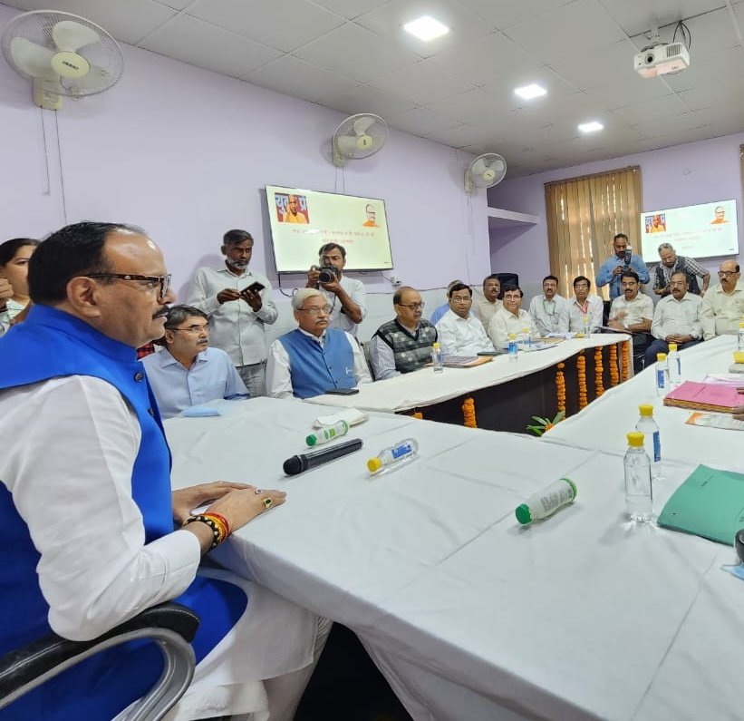 CmoBaghpat's tweet photo. मा0 उप मुख्यमंत्री/स्वास्थ्य मंत्री महोदय जी की अध्यक्षता में मंडल स्तरीय समीक्षा बैठक आयोजित की गई थी,जिसमे मा0 @brajeshpathakup मंत्री जी के द्वारा उचित दिशा निर्देश देते हुए विभाग के द्वारा सकारात्मक ऊर्जा से कार्य करने को आदेशित किया गया @CMOfficeUP @PMOIndia @nhm_up @BJP4UP https://t.co/lYJtcmGv3E