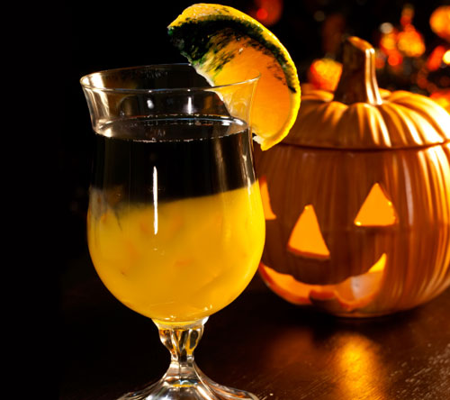 Black Pumpkin Mold Cocktail .. bit.ly/3jGp8LT  #Halloween #cocktails #drinks #vodka #black #orange