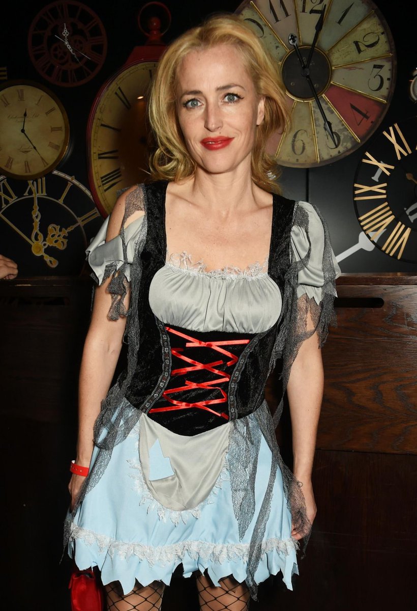 ContextGillian's tweet photo. Gillian Anderson 
UNICEF Halloween Ball 2016 https://t.co/CUvNXFUwJJ