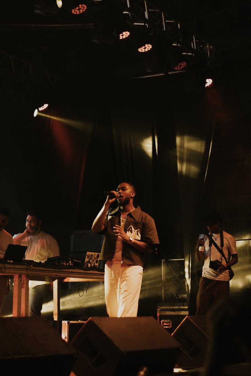 Dubois_Sandro's tweet photo. Me doei o máximo para esse show. Muito planejamento e foco para que tudo saísse da melhor forma. Gratidão imensa por todos envolvidos para que tudo isso pudesse se concretizar. 

Obrigado @rapincenabrasil &amp; @coletivobronx 

E um salve especial para @mizuinc &amp; #SickSkunkProd 🌱🌊 https://t.co/6r9p6GAQOZ
