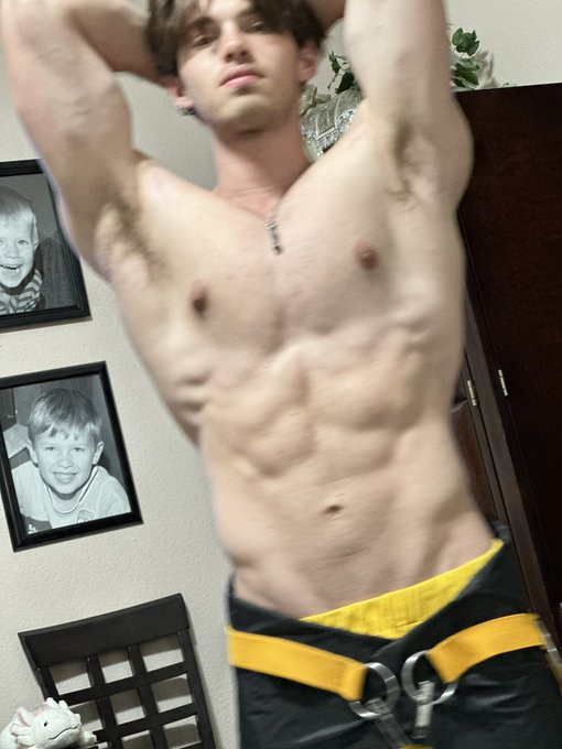 Peep little chase in the back (bottom pic) https://t.co/ofwkEbH4HJ