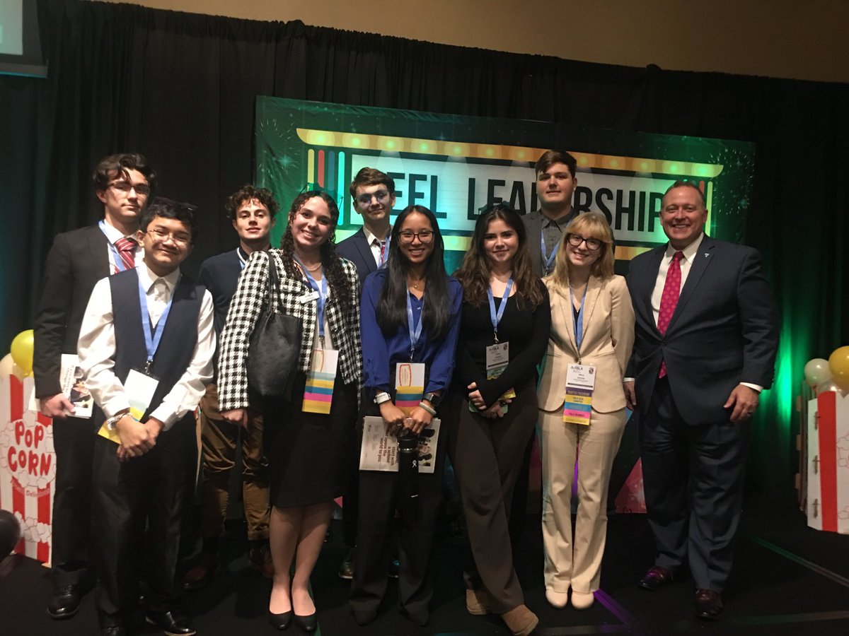fblaadviserdh's tweet photo. PVFBLA at PA State Leadership Session networking with national graphic design publication company Team Tri, PV recognized for historic win, PA State chapters in attendance, and working with the stellar PA State Officers! #fblapv ⁦@PVBEARSHS⁩ https://t.co/ZG8oKLHqV1