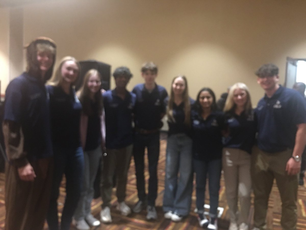 fblaadviserdh's tweet photo. PVFBLA at PA State Leadership Session networking with national graphic design publication company Team Tri, PV recognized for historic win, PA State chapters in attendance, and working with the stellar PA State Officers! #fblapv ⁦@PVBEARSHS⁩ https://t.co/ZG8oKLHqV1
