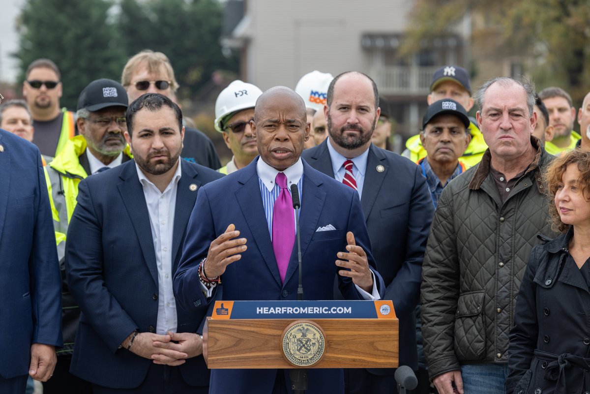 Today DDC joined @NYCMayor to mark the completion of the $110 million project that expands the New Creek Bluebelt. The project will improve roadway drainage and mitigate flooding in the Mid-Island section of Staten Island. on.nyc.gov/46OzK1R