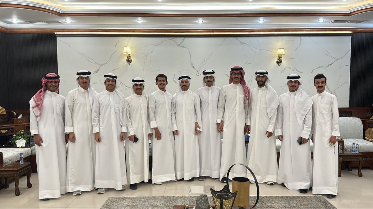 زحول لامن شافت العايل يزيد 
يلبسون العايل قلاااده

حليل من تهاون ( الجيل الجديد ) 
ما يدري ان ( مطيير ولّااااده )

#مطير_التربية ❤️💙