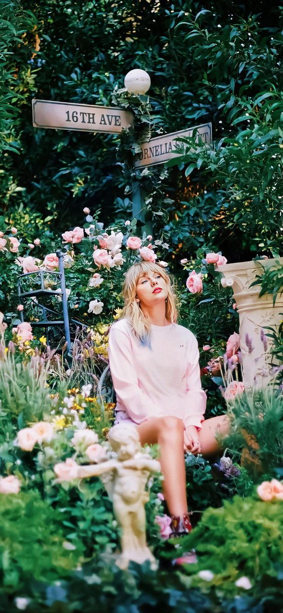 Glitz ❤️‍🔥 ☽☾ LIFE OF A SHOWGIRL tweet media