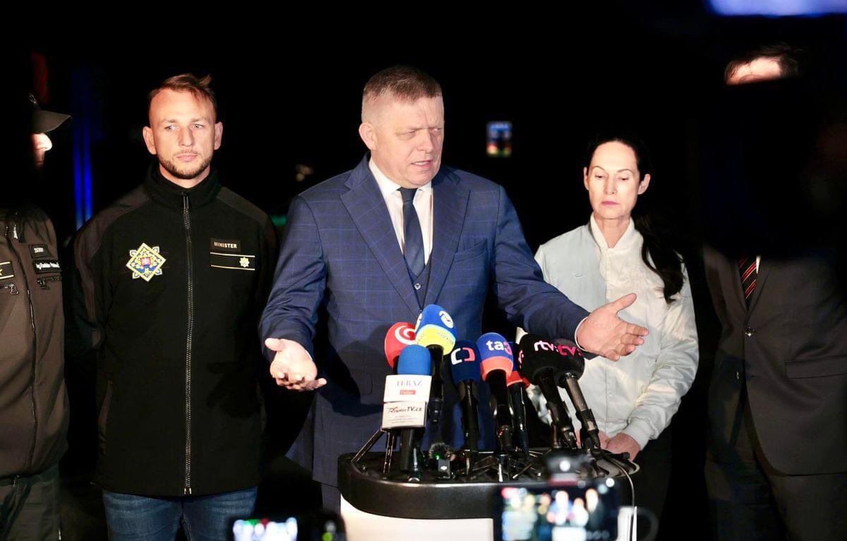 MSimecka's tweet photo. Nasadenie polície na hraniciach s Maďarskom je zbytočné divadlo. Jeho jediný zmysel je odpútavať pozornosť od skutočných problémov, ktorým Slovensko čelí, ako aj od čistiek p. Fica a Šutaja Eštoka v polícii.

Tranzitná migrácia cez Slovensko totiž už viac ako mesiac pomerne prudko klesá. Dôvodom sú opatrenia krajín na tzv. balkánskej trase a zmena počasia. Aktuálne divadlo na hranici iba mrhá finančnými prostriedkami a ľudskými kapacitami našej krajiny. Skutočné riešenia si vyžadujú politickú odvahu a schopnosť dohodnúť sa v rámci EÚ. Zahŕňajú dokončenie reformy spoločného azylového systému, prísne plnenie úloh zo strany každej členskej krajiny a tiež vytvorenie podmienok pre ukončenie vojen a násilia, ktoré vyháňajú ľudí zo svojich domovov. 

Nepotrebujeme vodné delá, manévre na hraniciach, ani silné reči. Bezpečnosť a prosperita krajiny sa budujú úplne inak - koncepčnou a odbornou prácou. Je mi ľúto, že Robert Fico sa tým neriadi ani na začiatku svojej štvrtej vlády.

--
foto: Ivan Majerský, Pravda