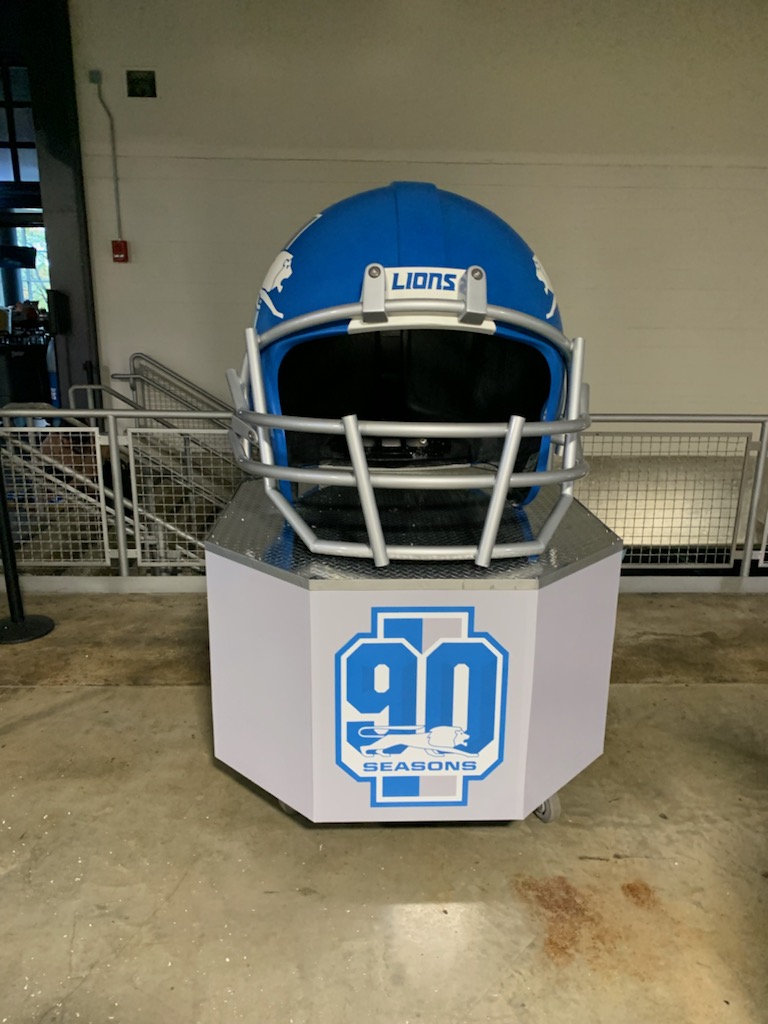 Giant Helmet tweet media
