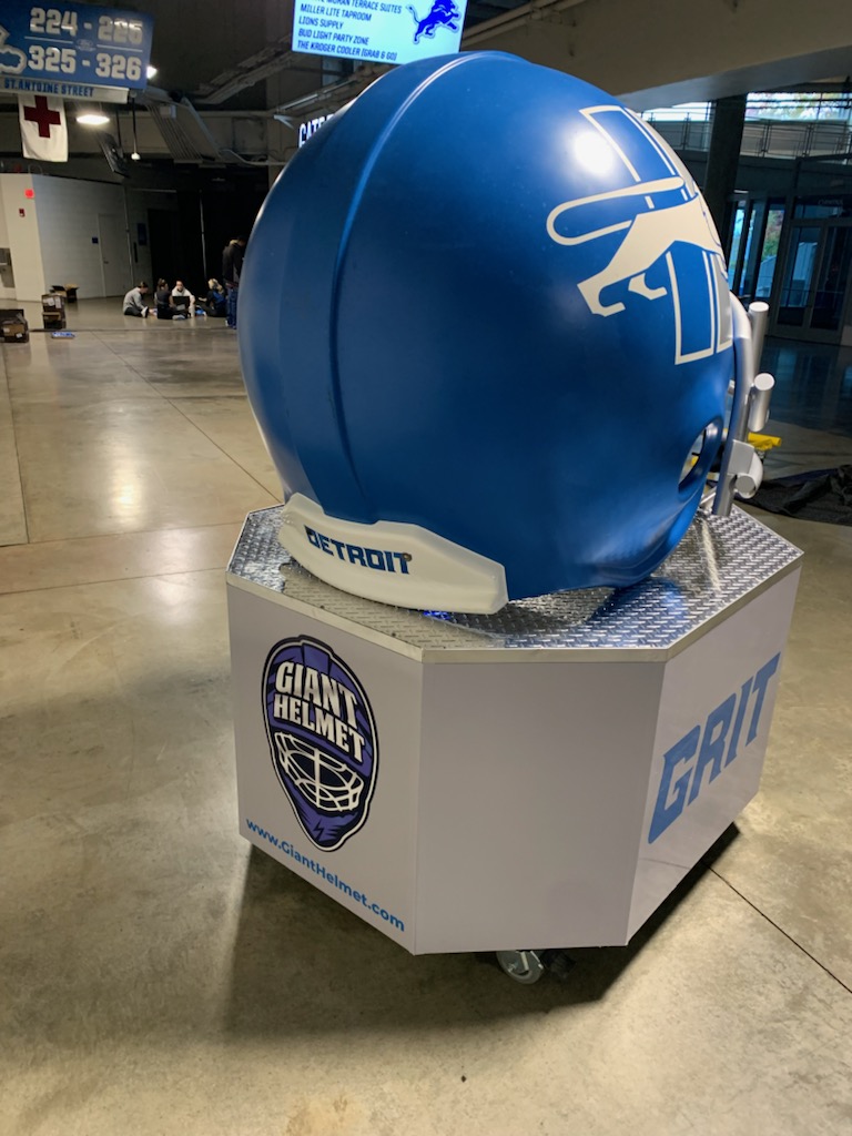 Giant Helmet tweet media
