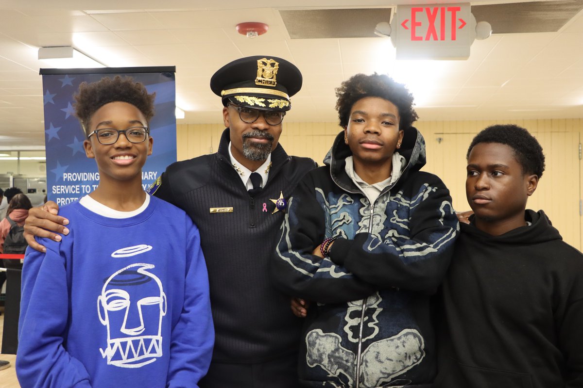 HFHS59's tweet photo. Shout out to the #Flossmoor PD and Chief Jerel Jones for joining our students for Coffee with a Cop today! Students got the chance to ask questions about a career in public safety, and Chief Jones spoke about the importance having a good rapport with the community. #WeAreHF https://t.co/KTL4Z39qIB