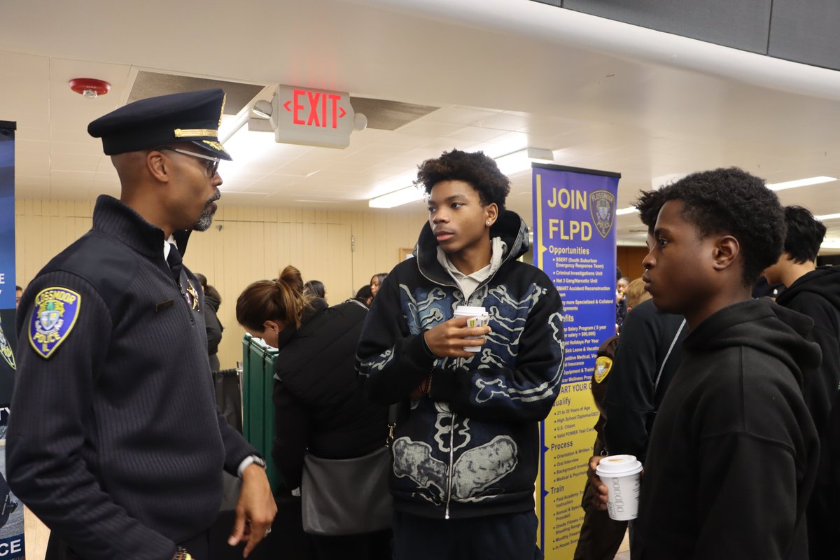 HFHS59's tweet photo. Shout out to the #Flossmoor PD and Chief Jerel Jones for joining our students for Coffee with a Cop today! Students got the chance to ask questions about a career in public safety, and Chief Jones spoke about the importance having a good rapport with the community. #WeAreHF https://t.co/KTL4Z39qIB