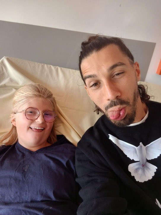 booska_p's tweet photo. 🫀 | Lors de son passage à Paris, le rappeur N.O.S du groupe PNL a rendu visite à une jeune fille hospitalisée à Necker ! 

Suite à un post de la maman, on apprend que des concerts sont à prévoir… https://t.co/BW2v0LPhYt