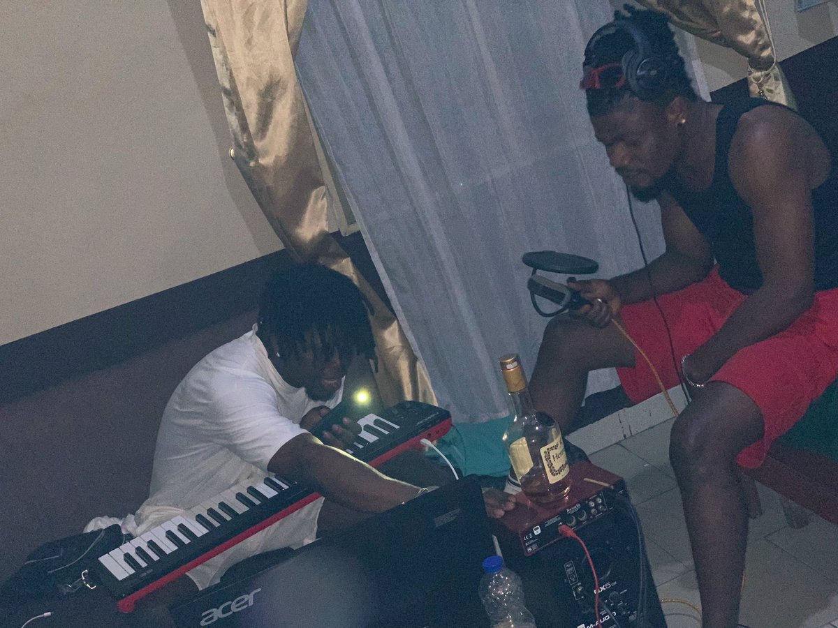 Wymteeragga's tweet photo. Onigbo ni Neigbour me
And no be say me self I Dey holy
Na #Apologytheep
.
.
.
.
#Afrobeat #Afroreggae #apology #raggamuffin #kilode #apologytheep #abena #Gameover #victony #jagajagastory
#afro #reggae #reggaeton #bad #badbitch #ragga #raggamuffin #chune #vybzkartel #ragga https://t.co/YGmPfVld9d