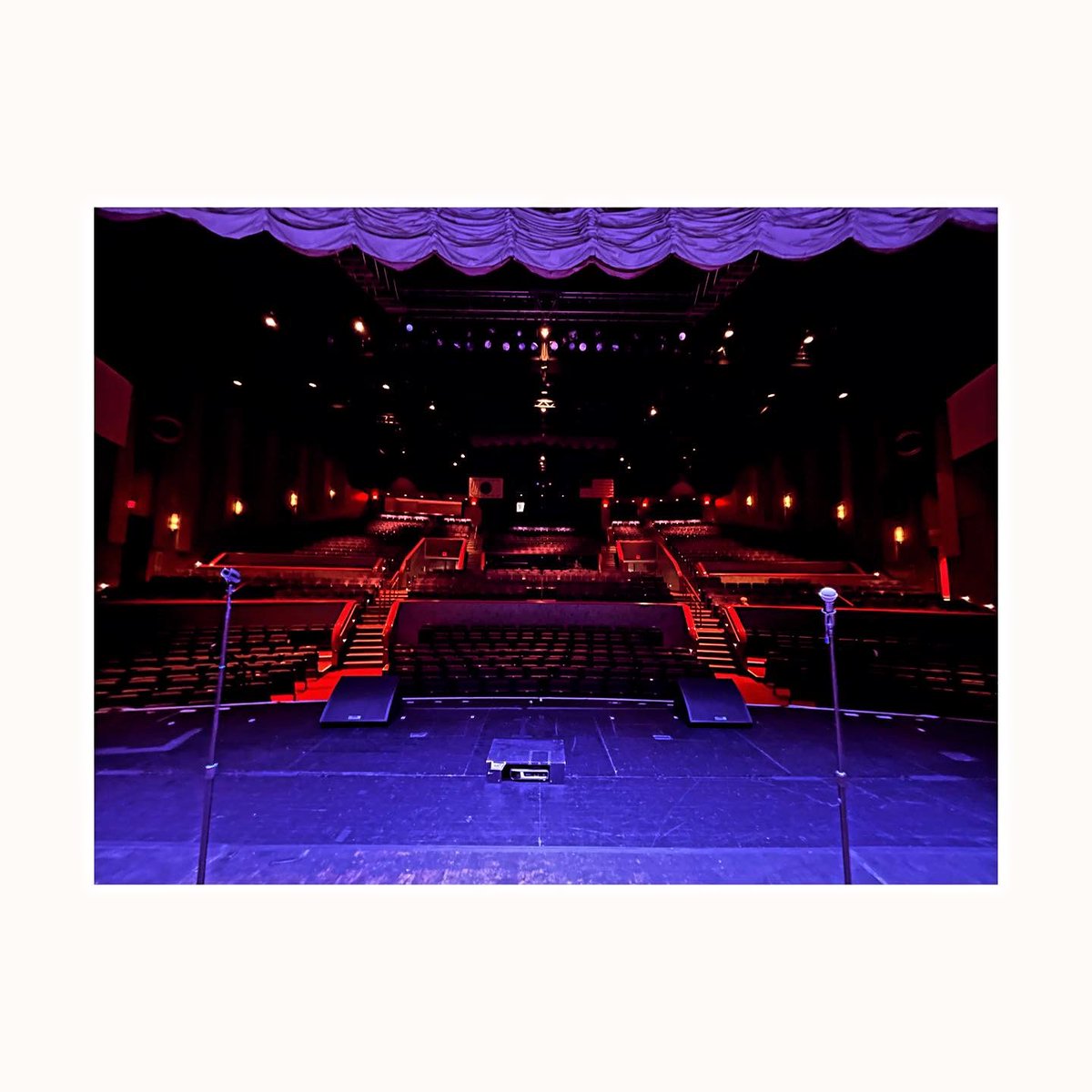 scottwhoatson's tweet photo. A beauty of a showroom and some cracking crowds in Connecticut….. hanging out with some good company backstage
#ontour #usa #theatre #pottedpotter #harrypotter #connecticut #theater #auditoria #auditorium #legends #oldlegends #barrymanilow #debbiereynolds https://t.co/Z4pR5V50RY