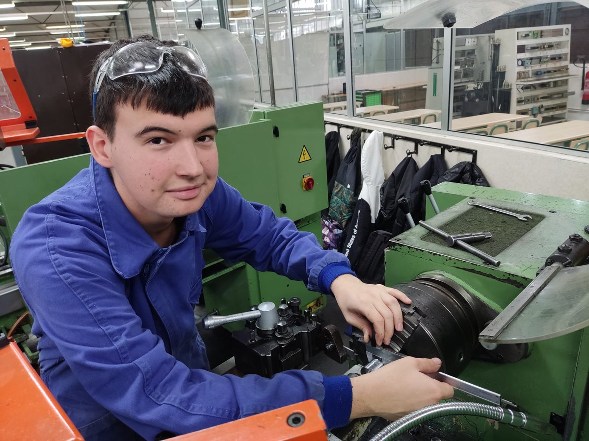 1° GS de Diseño en Fabricación Mecánica realizando sus primeras prácticas de fabricación de piezas mediante arranque de viruta en el taller de mecanizado.
#Burgos 
#diseñomecanico
#gradosuperior
#ciclosformativos
#torno
#arranquedeviruta
#cad
#oficinamecanica
#oficinatecnica