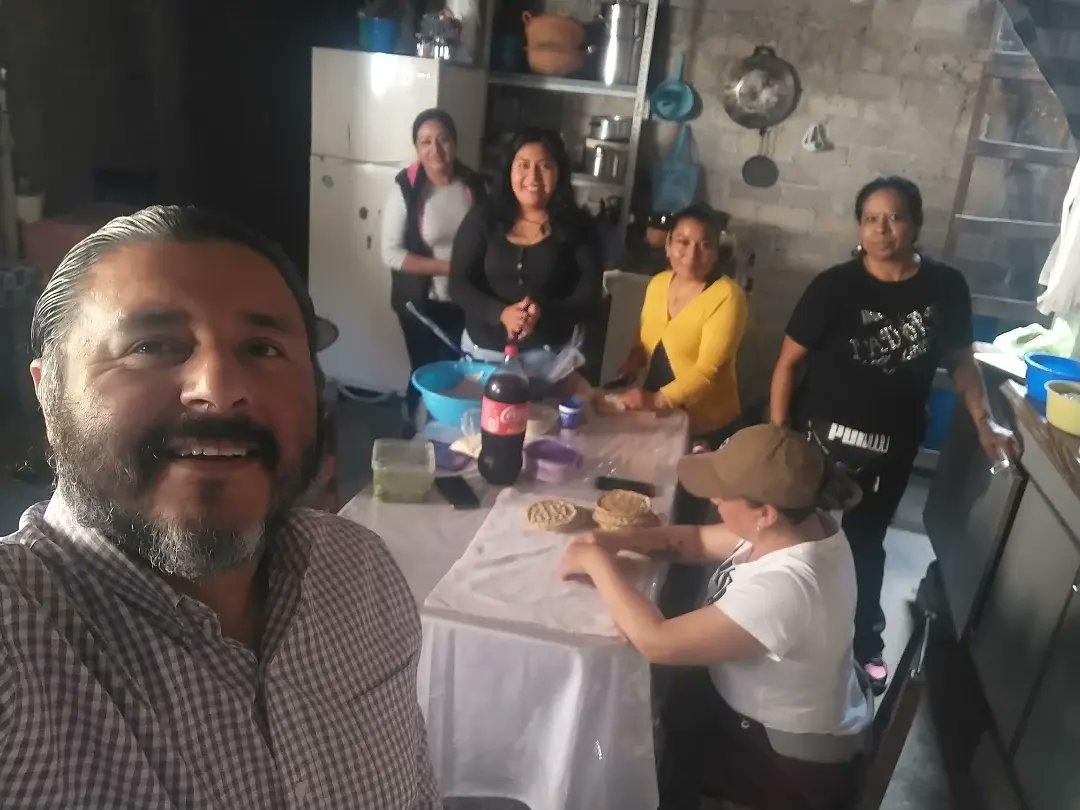 Gracias a mis amigas #Delmacistas de #Ocoyoacac por los ricos sopes, iniciamos la semana ayudando a preparar con una agradable y divertida plática.

#Distrito4 Siempre hacia adelante

Bendecida semana!! 🙏😇🤟