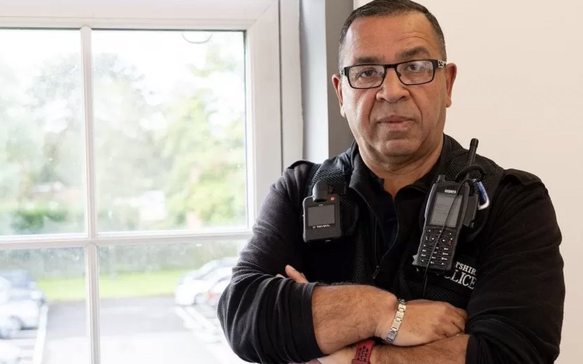 PC Hassan Seggari explained he was transporting a detainee who became abusive: "He said he would put a gun at my head and shoot me himself." bbc.co.uk/news/uk-englan… #ProtectTheProtectors