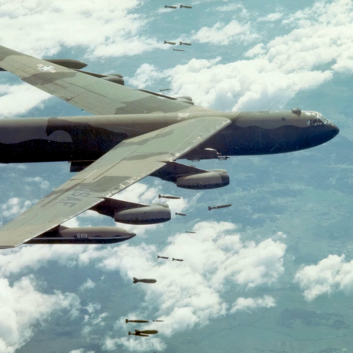 At one stage during the Vietnam War, the #USAF found itself out of bombs and had to repurchase 5,000 of them from West Germany, originally sold as scrap for $8,500. The cost to reclaim these bombs? A whopping $105,000! No kidding! 😀 #avgeeks #aviation #militaryspending #history