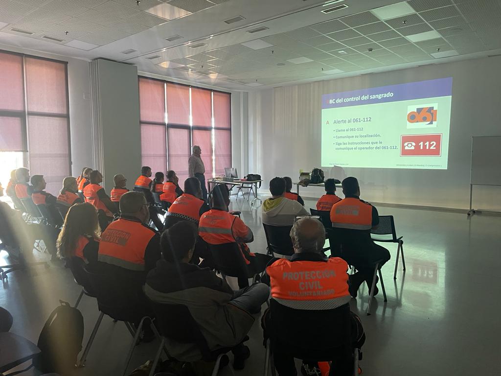 En la mañana de hoy, 30 de octubre, hemos asistido a una formación (Stop the bleed) sobre el control de grandes hemorragias, en el que hemos aprendido el uso y manejo de, entre otras cosas, torniquetes, vendajes israelíes ysustancias hemostáticas